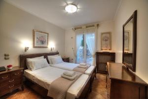 Giường trong phòng chung tại Lagonisi Villa VIP