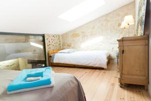
A bed or beds in a room at Le Pain de Lune Gîte et Chambre d'hôtes avec Piscine
