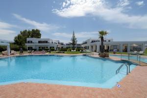Bazén v ubytovaní Geraniotis Hotel and Resort alebo v jeho blízkosti