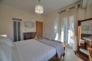 Posteľ alebo postele v izbe v ubytovaní Lagonisi Villa VIP