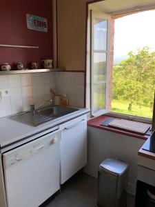 eine kleine Küche mit Spüle und Fenster in der Unterkunft Gite Renardière in Mons + 14 Fotos