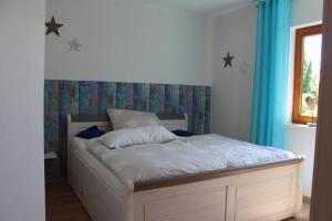 En eller flere senge i et værelse på Ferienwohnung Michelle