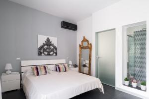 President Suite في ساليرنو: غرفة نوم بسرير أبيض ومرآة