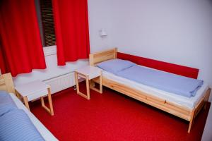 Кровать или кровати в номере Międzynarodowy Dom Spotkań Młodzieży w Oświęcimiu