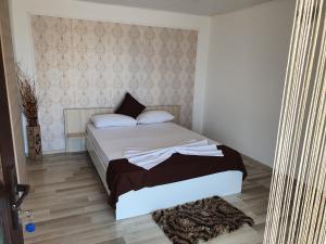 Postel nebo postele na pokoji v ubytování YANNIS GUEST HOUSE