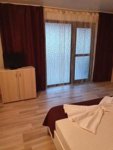 TV a/nebo společenská místnost v ubytování YANNIS GUEST HOUSE