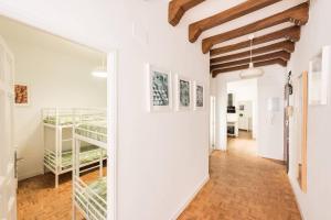 un pasillo con literas en una habitación en Apartamentos Coloreros, SOL, Madrid Centro, en Madrid