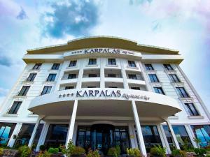 un bâtiment avec un panneau à l'avant dans l'établissement Karpalas City Hotel & Spa, à Bolu