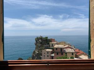 
a view from the balcony of a house overlooking the ocean at Affittacamere San Giorgio in Manarola
