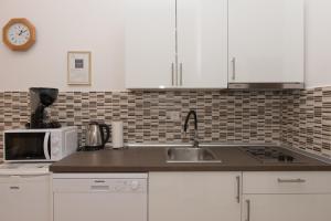 Кухня или мини-кухня в Apartments Lovrić

