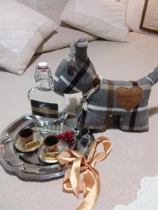 taca z butelką perfum na łóżku w obiekcie Acquamarina B&B Casa vacanze w mieście Marina di Montemarciano