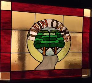 a stained glass window with a depiction of a plant at Twin Oaks Guest House in Cadnam