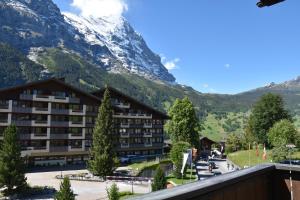 un hotel con vistas a la montaña en First Apartments, en Grindelwald