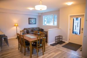 comedor y sala de estar con mesa y sillas en Downtown Whitehorse 4 bedrooms deluxe condo, en Whitehorse