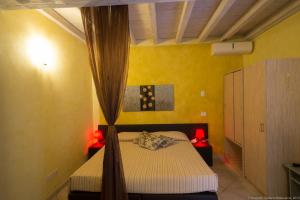 una camera con un letto e due lampade rosse di Al Podestà a Mantova
