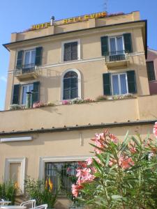 un edificio con dei fiori davanti di Hotel Bellevue a Genova