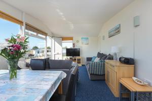 una sala de estar con un sofá y una mesa en 133 Norton Park, en Dartmouth 7 fotos más