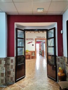 una entrada a un hotel con las puertas abiertas en Hotel Carlos V Jerez by Vivere Stays, en Jerez de la Frontera
