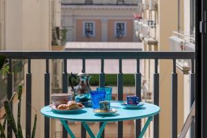 President Suite في ساليرنو: طاولة زرقاء مع أطباق من الطعام على شرفة