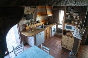 Santa María la Real de NievaにあるLA CASA DEL BUHOのシンクと電子レンジのある小さなキッチン