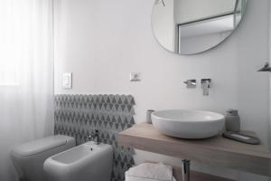 President Suite في ساليرنو: حمام مع حوض ومرحاض ومرآة +14 صورة