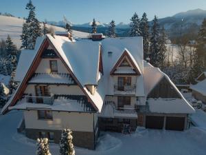ein Haus mit Schnee auf dem Dach in der Unterkunft MC82 - Anna Łukaszczyk in Małe Ciche