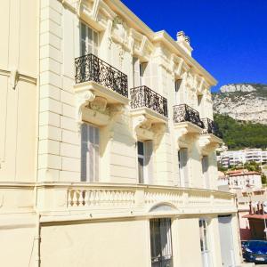 Biały budynek z balkonami na boku w obiekcie appartement Monaco Beausoleil w mieście Beausoleil