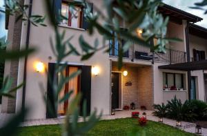 a white house with a door and a yard at B&B Ca' Rina in Preganziol