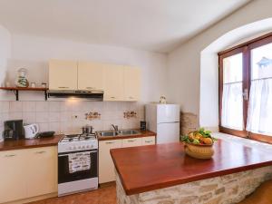 - une cuisine avec des appareils blancs et une table en bois dans l'établissement Apartman Šušnjić, à Poreč
