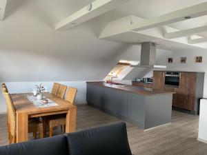 Kuchyň nebo kuchyňský kout v ubytování Traumhafte Dachgeschosswohnung