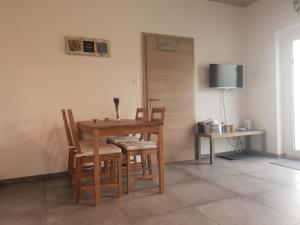 una mesa de comedor y sillas en una habitación en L'appartement en Reconvilier