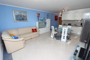 Il comprend un salon et une cuisine avec un canapé et une table. dans l'établissement Apartment Nautica, à Novigrad
