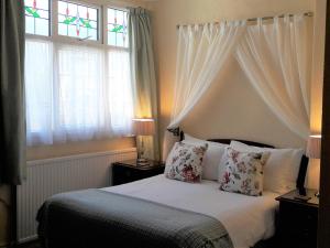 Un pat sau paturi într-o cameră la Seren Villa