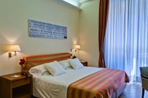 ein Hotelzimmer mit einem Bett und einem Fenster in der Unterkunft Crosti Hotel in Rom