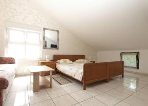 1 dormitorio con cama, sofá y ventana en Apartments Drago 2039, en Banjole