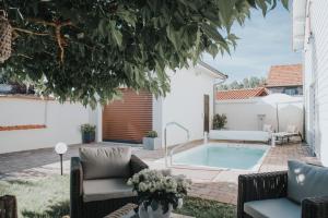 a backyard with a swimming pool and a table and chairs at Chez Angel in Varennes-sur-Morge