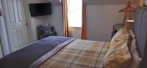 A bed or beds in a room at Fasgath B&B 