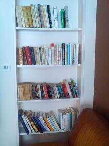 a bookshelf filled with books and bookshelves at Hôtel Jaures in Toulon