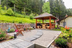 a garden with a gazebo and a picnic table at Ferienwohnung Semler in Puchberg am Schneeberg