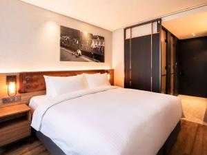 Mercure Ambassador Seoul Hongdae客房内的一张或多张床位