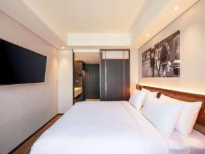 Mercure Ambassador Seoul Hongdae客房内的一张或多张床位