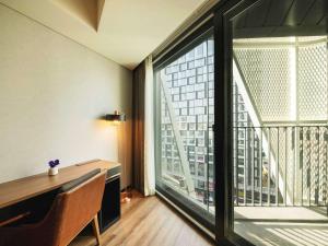 Mercure Ambassador Seoul Hongdae的阳台或露台