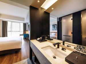 Mercure Ambassador Seoul Hongdae客房内的一张或多张床位