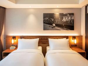Mercure Ambassador Seoul Hongdae客房内的一张或多张床位