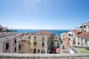 Blick auf das Meer von einer Stadt in der Unterkunft Amalfi Old Square room & apartments in Amalfi