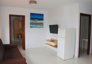 Televízia a/alebo spoločenská miestnosť v ubytovaní Apartamentos Regollera