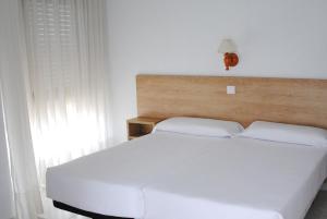 Posteľ alebo postele v izbe v ubytovaní Apartamentos Regollera