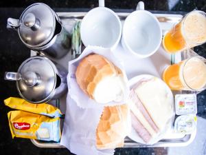 a lunch tray with a sandwich and other foods at Hotel Anália Franco in São Paulo