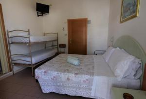 Een bed of bedden in een kamer bij Hotel Everest