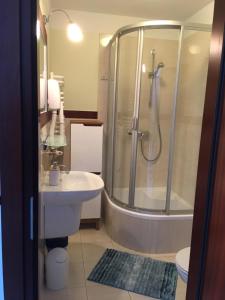 y baño con ducha y lavamanos. en Villa Baltic Chałupy Apartament 11 en Chałupy